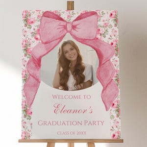 Modèle de plaque de bienvenue avec photo de remise des diplômes Love Shack, thème fantaisie Love Shack, coquette noeud rose, décoration de fête pour diplômés universitaires, affiche modifiable