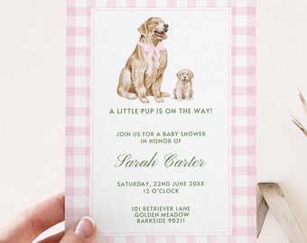 Może przedstawiać: Różowo-białe zaproszenie na baby shower w kratkę z akwarelową ilustracją dwóch golden retrieverów. Tekst brzmi: „Mały szczeniak jest w drodze! Dołącz do nas na baby shower z okazji narodzin Sarah Carter. Sobota, 22 czerwca 20XX, godz. 12:00. 101 Retriever Lane, Golden Meadow, Barkside 90211."