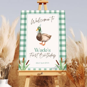 Plantilla de signo de bienvenida de cumpleaños de Green Gingham One Lucky Duck, tema de caza de pato Mallard, primera fiesta de cumpleaños, 4 tamaños de póster editables