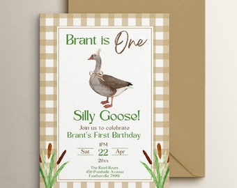 Könnte beinhalten: Eine beige und weiße Gingham-Muster-Einladung mit grünem Rand. Die Einladung lautet "Brant is One" in grünem Text mit einer Cartoon-Gänse-Illustration. Der Text "Silly Goose!" ist in grünem Text. Die Einladung enthält auch den Text "Join us to celebrate Brant's First Birthday" sowie das Datum und die Uhrzeit der Veranstaltung.
