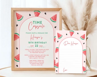 Puede incluir: Un cartel rosa y verde con temática de sandía con el texto "Time Capsule" y "Please leave a message for Harper's 18th Birthday June 22 20XX". El cartel también incluye el texto "Today I'm one, time passes so fast! This time capsule is a way to treasure the past. Write a sweet message, any will do. A memory or prediction we'll leave it to you. Then when I grow up, what a gift it will be, to know how much you all love me!" También se incluye una tarjeta separada con el texto "Dear Harper" y líneas para escribir mensajes.