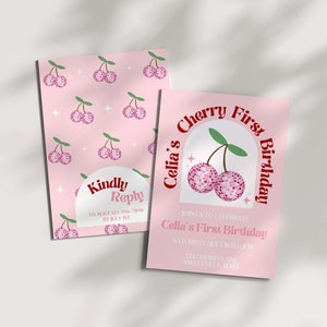 Op de afbeelding: Roze uitnodiging met een kersendesign. De tekst luidt "Celia's Cherry First Birthday" en bevat details voor het feest. De achterkant van de uitnodiging heeft een herhalend patroon van kersen.