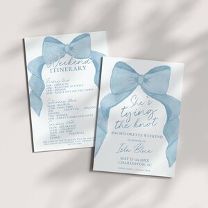 Puede incluir: Un lazo de acuarela azul claro con el texto "She's tying the knot" y las palabras "Bachelorette Weekend" en honor a "Isla Blue" con la fecha "May 22-24 20XX" y la ubicación "Charleston, SC".