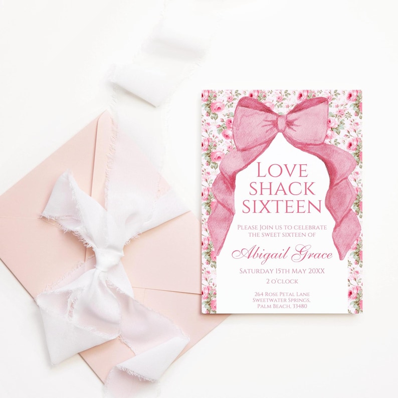 K&ouml;nnte beinhalten: Rosafarbene Einladung mit einer gro&szlig;en rosafarbenen Schleife und einem Blumenmuster. Der Text lautet "Love Shack Sixteen" und "Bitte feiern Sie mit uns den sechzehnten Geburtstag von Abigail Grace Samstag, 15. Mai 20XX 14:00 Uhr 264 Rose Petal Lane Sweetwater Springs, Palm Beach, 33480"
