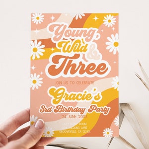 Può includere: Un invito a una festa di compleanno rosa e arancione con un design retrò. L'invito dice "Young, Wild & Three" e "Gracie's 3rd Birthday Party".