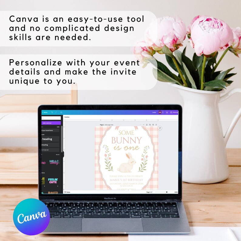 Op de afbeelding: Een laptop toont de Canva-ontwerpinterface met een verjaardagsuitnodigingssjabloon. De uitnodiging heeft een konijnenillustratie en de tekst "Some Bunny is One". Een witte kan met roze bloemen staat ernaast. Het Canva-logo is zichtbaar.