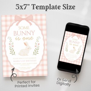Op de afbeelding: Een roze en witte geruite uitnodigingssjabloon met de tekst "Some Bunny is One". Het ontwerp bevat een konijnenillustratie en bloemaccenten. De uitnodiging is 12,7 x 17,8 cm groot.
