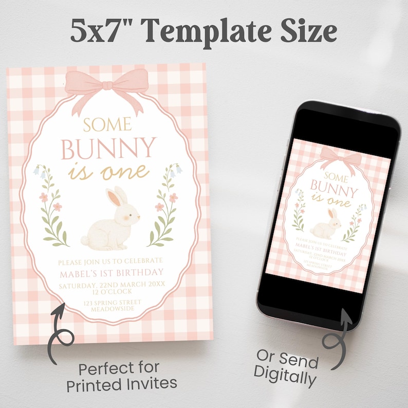 Op de afbeelding: Een roze en witte geruite uitnodigingssjabloon met de tekst "Some Bunny is One". Het ontwerp bevat een konijnenillustratie en bloemaccenten. De uitnodiging is 12,7 x 17,8 cm groot.
