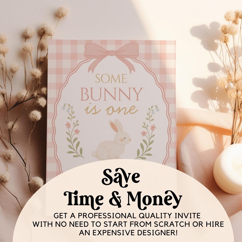 Op de afbeelding: Een roze en witte geruite uitnodigingskaart met de tekst "SOME BUNNY is one". De kaart heeft een konijnenillustratie en bloemaccenten. Hieronder staat de tekst "Save Time & Money". De uitnodiging is voor een verjaardag.