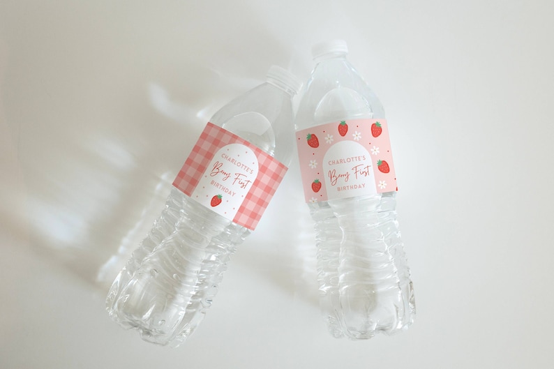 Etichetta per bottiglia d'acqua per il primo compleanno a tema fragole, bomboniera a tema fragole, decorazioni personalizzate per feste, modello modificabile, wrap per bevande, Berry Sweet One immagine 1