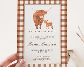 Invitación para baby shower con diseño de vaca de las tierras altas, plantilla editable, invitación rústica con cuadros vichy, viene un bebé en camino, tema neutro de vaca de granja