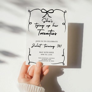 „She’s Tying Up Her Twenties“ Banner – Roségolden Glitzernd, Für 30. Geburtstag Oder Jubiläum