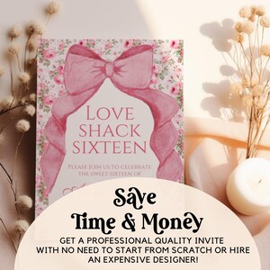 K&ouml;nnte beinhalten: Eine rosafarbene und wei&szlig;e Einladung mit floralem Muster und einer gro&szlig;en rosafarbenen Schleife. Der Text auf der Einladung lautet "Love Shack Sixteen" und "Bitte feiern Sie mit uns den sechzehnten Geburtstag von".