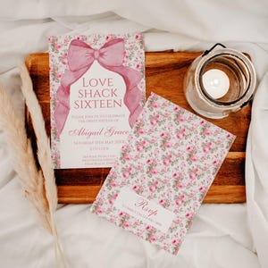 K&ouml;nnte beinhalten: Rosafarbene und wei&szlig;e Einladungskarte mit floralem Muster, einem rosafarbenen Schleifenband und dem Text "Love Shack Sixteen" und "Abigail Grace".
