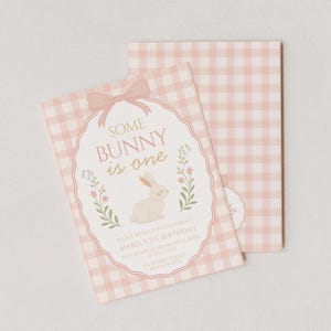 Op de afbeelding: Roze geruite uitnodiging met de tekst "Some Bunny is One" en een konijnenillustratie. De uitnodiging bevat details voor Mabel's 1e verjaardag. Een bijpassende kaart is zichtbaar op de achtergrond.