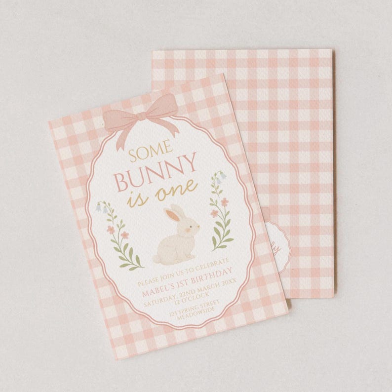 Op de afbeelding: Roze geruite uitnodiging met de tekst "Some Bunny is One" en een konijnenillustratie. De uitnodiging bevat details voor Mabel's 1e verjaardag. Een bijpassende kaart is zichtbaar op de achtergrond.