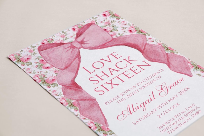 K&ouml;nnte beinhalten: Eine rosa und wei&szlig;e Einladung mit einer gro&szlig;en rosa Schleife und einem Blumenmuster. Der Text lautet "Love Shack Sixteen" und "Bitte feiern Sie mit uns den sechzehnten Geburtstag von Abigail Grace". Datum, Uhrzeit und Adresse sind ebenfalls enthalten.