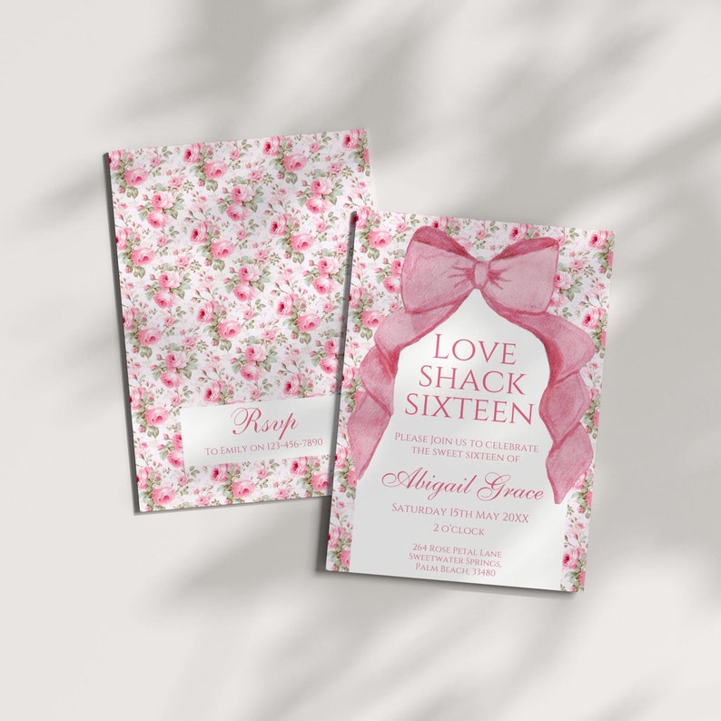 K&ouml;nnte beinhalten: Eine rosafarbene und wei&szlig;e Blumen-Einladung mit einer gro&szlig;en rosafarbenen Schleife und dem Text "Love Shack Sixteen" und "Abigail Grace". Die Einladung ist f&uuml;r eine Sweet Sixteen Party am Samstag, den 15. Mai um 14 Uhr. Die Adresse lautet 264 Rose Petal Lane, Sweetwater Springs, Palm Beach 3480.