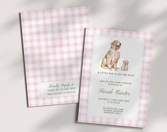 Może przedstawiać: Różowo-białe zaproszenie na baby shower w kratkę z akwarelową ilustracją dwóch golden retrieverów. Tekst brzmi "Mały szczeniak jest w drodze!" i zawiera imię "Sarah Carter" oraz datę i godzinę wydarzenia.