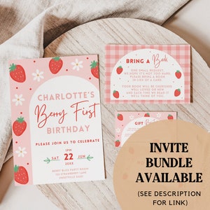 Pode incluir: Um convite rosa e branco com tema de morango para um primeiro anivers&aacute;rio. O convite diz "Charlotte's Berry First Birthday" e inclui a data, a hora e o local da festa. Tamb&eacute;m inclui um pedido para que os convidados tragam um livro em vez de um cart&atilde;o.