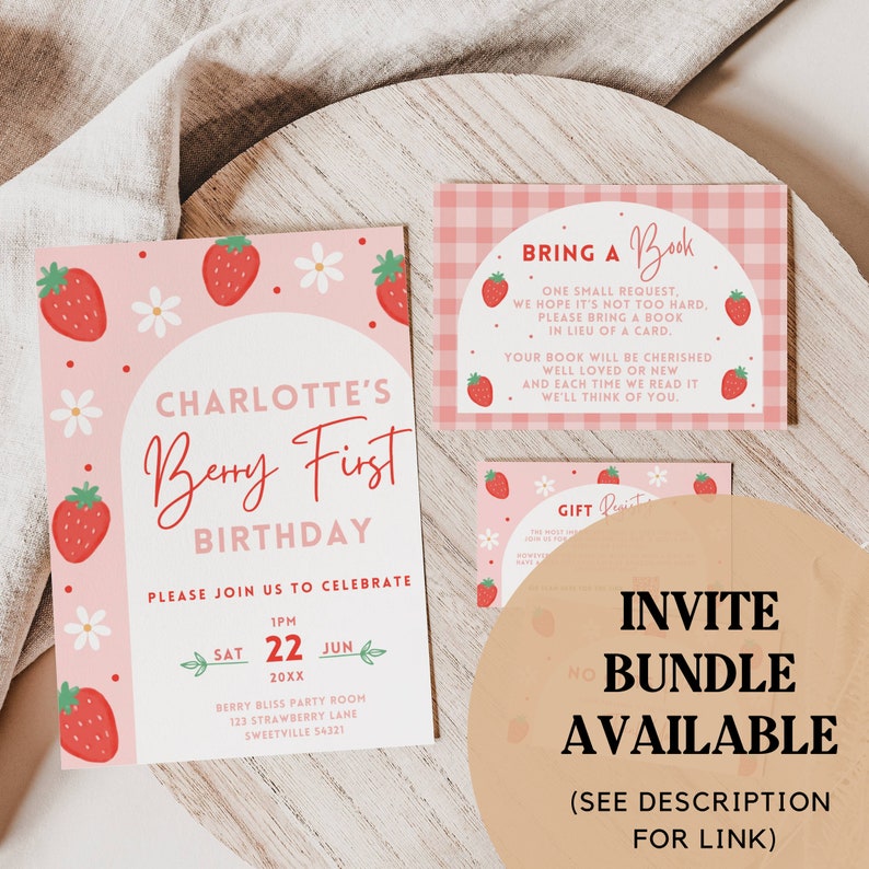 Pode incluir: Um convite rosa e branco com tema de morango para um primeiro anivers&aacute;rio. O convite diz "Charlotte's Berry First Birthday" e inclui a data, a hora e o local da festa. Tamb&eacute;m inclui um pedido para que os convidados tragam um livro em vez de um cart&atilde;o.
