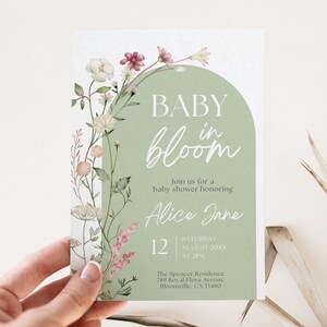 Puede incluir: Una invitación de baby shower verde y blanca con un diseño floral y el texto "BABY in bloom". La invitación incluye la fecha, la hora y el lugar de la ducha, así como el nombre de la homenajeada, Alice Jane.