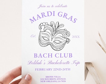 Könnte beinhalten: Eine lila und weiße Mardi Gras Party-Einladung mit einer schwarz-weißen Illustration einer Maskenballmaske. Die Einladung lautet "Join us to celebrate Mardi Gras Est. 20XX Bach Club Delilah's Bachelorette Trip February 22nd-24th Krewe Villa 1232 Bourbon Avenue New Orleans, LA 70116"
