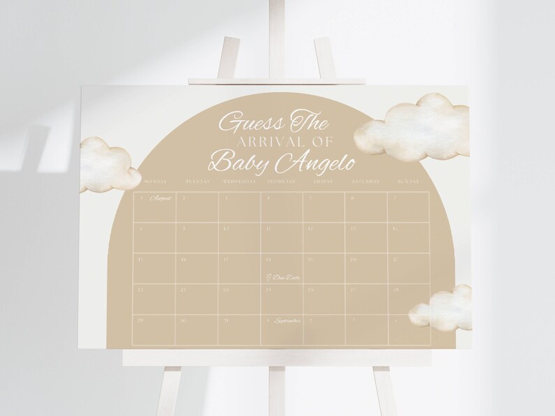 K&ouml;nnte beinhalten: Ein beiger Kalender mit wei&szlig;em Rand und einem wei&szlig;en Halbkreis oben. Der Text "Guess the arrival of Baby Angelo" ist oben auf dem Kalender in Wei&szlig; gedruckt. Der Kalender ist f&uuml;r den Monat August und hat ein Wolken-Design.