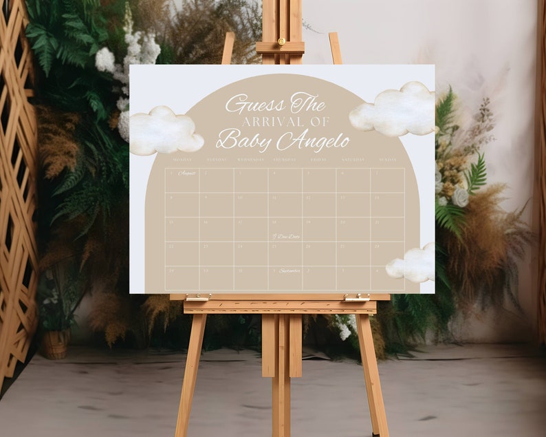 K&ouml;nnte beinhalten: Ein wei&szlig;es Schild mit einem braunen Kalender darauf. Das Schild lautet "Erraten Sie die Ankunft von Baby Angelo" und hat ein Aquarell-Wolken-Design.