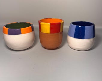 Handgemaakte keramische kopjes met kleurblokken