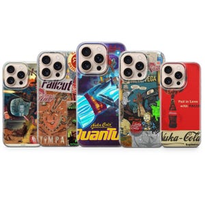 Pode incluir: Cinco capas de telefone com designs coloridos. As capas apresentam gráficos em estilo retrô, incluindo um coração, um foguete e as palavras "Fallout" e "Nuka Cola". As capas são feitas de um material transparente.