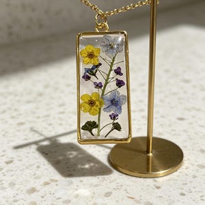 Halskette aus gepressten Blüten aus Kunstharz, rechteckiger Goldanhänger, Naturschmuck