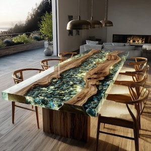 Pu&ograve; includere: Un grande tavolo da pranzo rettangolare con piano in resina trasparente. La superficie del tavolo presenta un design a forma di fiume con pietre e legno incorporati. Il tavolo &egrave; sostenuto da una base in legno e circondato da sedie in legno.