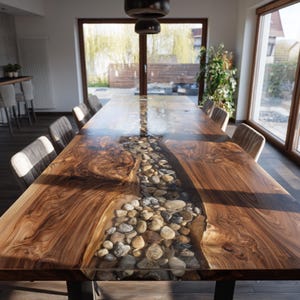 Pu&ograve; includere: Un grande tavolo da pranzo rettangolare in legno con un fiume di pietre racchiuso in resina trasparente. Il tavolo ha una venatura del legno marrone scuro e pu&ograve; ospitare pi&ugrave; persone. Il tavolo &egrave; lungo circa 305 cm.