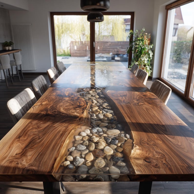 Pu&ograve; includere: Un grande tavolo da pranzo rettangolare in legno con un fiume di pietre racchiuso in resina trasparente. Il tavolo ha una venatura del legno marrone scuro e pu&ograve; ospitare pi&ugrave; persone. Il tavolo &egrave; lungo circa 305 cm.