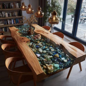 Pu&ograve; includere: Un tavolo da pranzo in legno su misura con un fiume di resina trasparente pieno di pietre colorate. Il tavolo ha un design a bordo vivo ed &egrave; circondato da sedie in legno. Sopra, ci sono diverse lampade a sospensione.