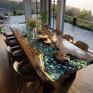 Pu&ograve; includere: Un grande tavolo da pranzo su misura con un design unico. Il tavolo presenta una superficie in legno a bordo vivo con un fiume di pietre blu-verdi racchiuse in resina trasparente. Il tavolo &egrave; circondato da sedie in legno, creando un'estetica naturale ed elegante.