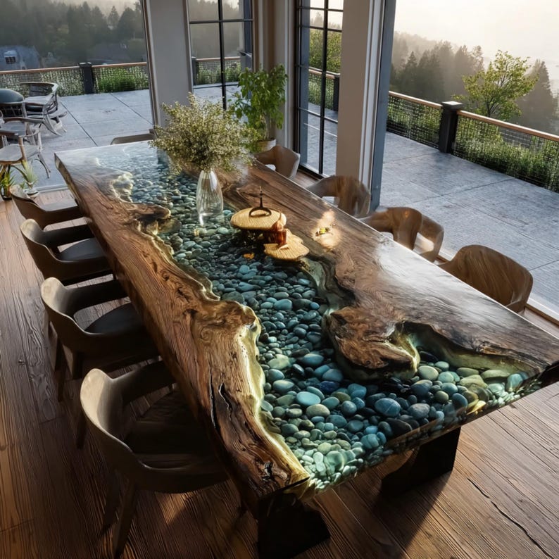 Pu&ograve; includere: Un grande tavolo da pranzo su misura con un design unico. Il tavolo presenta una superficie in legno a bordo vivo con un fiume di pietre blu-verdi racchiuse in resina trasparente. Il tavolo &egrave; circondato da sedie in legno, creando un'estetica naturale ed elegante.