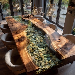 Pu&ograve; includere: Un tavolo da pranzo su misura con un design unico. Il tavolo presenta un piano in vetro trasparente con un fiume di pietre lisce incastonate nella resina. I bordi del tavolo sono in legno naturale, che mostra le venature. Il tavolo &egrave; circondato da sedie imbottite.