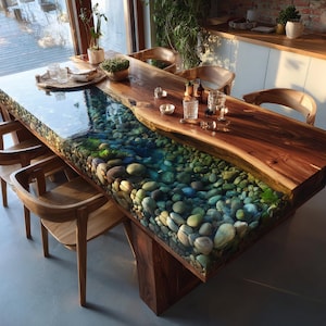 Pu&ograve; includere: Un tavolo da pranzo in legno su misura con un design a fiume unico. Il tavolo presenta un bordo vivo su un lato e un fiume in resina epossidica trasparente riempito di pietre colorate. &Egrave; sostenuto da una base in legno scuro e circondato da sedie in legno. Il tavolo &egrave; lungo circa 200 cm.