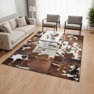 Könnte beinhalten: Rechteckiger Teppich mit Patchwork-Design, mit braunen, weißen und schwarzen Kuhfellmustern. Der Teppich befindet sich in einem Wohnzimmer mit Sofa, Stühlen und einem Couchtisch mit Glasplatte.
