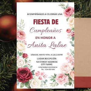 Può includere: Un biglietto d'invito bianco con decorazioni floreali e testo in spagnolo. Il biglietto recita "Fiesta de Cumpleaños" (Festa di compleanno) in onore di Anita Lalae. Dettagli: data, ora, luogo e informazioni di contatto.