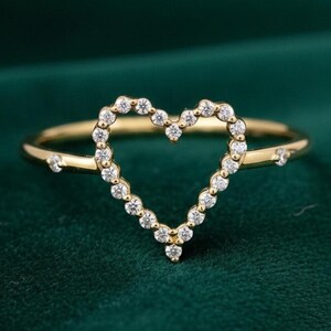 Elegant diamantring med öppet hjärta i 14k massivt gult guld, minimalistisk hjärtformad löftering, delikat stapelband i guld, romantisk present