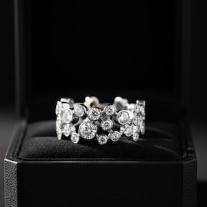 Obrączka ślubna z rozproszonymi kamieniami szlachetnymi w odcieniach ziemi, wykonana ze złota młotkowanego 14k, rustykalny turkusowy i czekoladowy szafir, organiczna obrączka z wieloma kamieniami