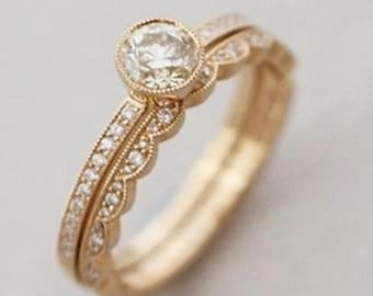 Vintage Bezel [Moissanit/Diamant] Verlobungsring Set in [14k/18k] Gelbgold, stapelbarer Ehering und Brautschmuck