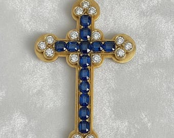 Kreuzanhänger aus massivem Gelbgold mit Saphir und Diamant im byzantinischen Stil, quadratisch geschnittenes blaues Saphirkreuz mit Diamant-Cluster-Akzenten
