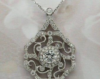 Vintage Edwardian Style Diamant Filigree Anhänger in Massivweißgold, Antique Swirl Openwork Halo Halskette, reich verzierte florale Statement