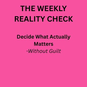 Könnte beinhalten: Ein pinkfarbener Hintergrund mit schwarzem Text. Der Text lautet: "THE WEEKLY REALITY CHECK". Darunter steht: "Entscheide, was wirklich zählt -Ohne Schuldgefühl."