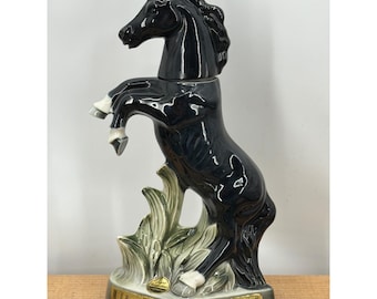 Decantador de whisky bourbon Jim Beam Regal China vacío de 1962 con diseño de caballo negro encabritado.