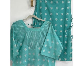 Conjunto de 2 piezas de algodón batik hecho a mano Blue Ginger Singapore, estampado floral de lunares en color verde azulado.